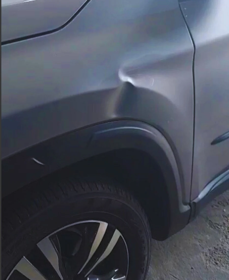 Reparo no para-lama dianteiro de uma Fiat Toro, antes