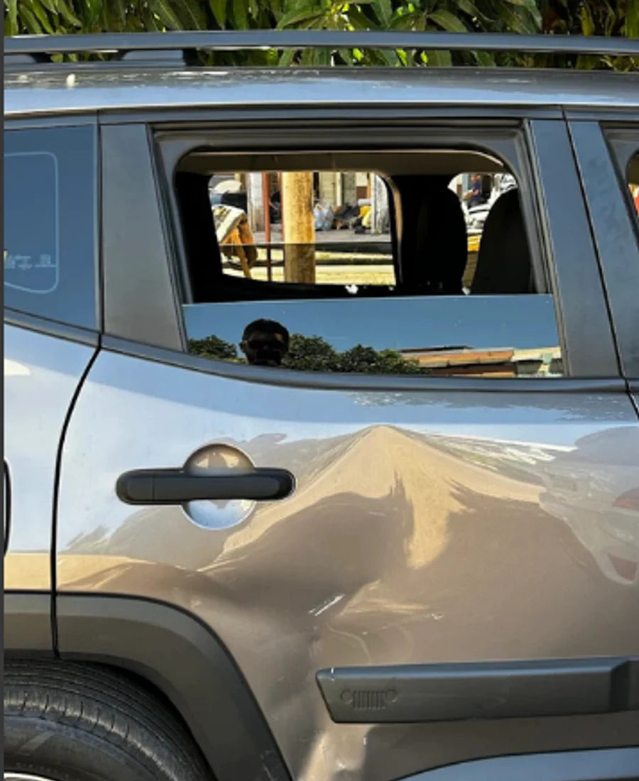 Reparo na porta traseira de um Jeep Renegade, antes