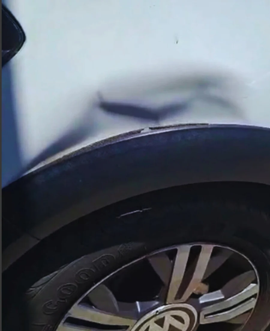 Reparo no para-lama traseiro de um Volkswagen Up, antes